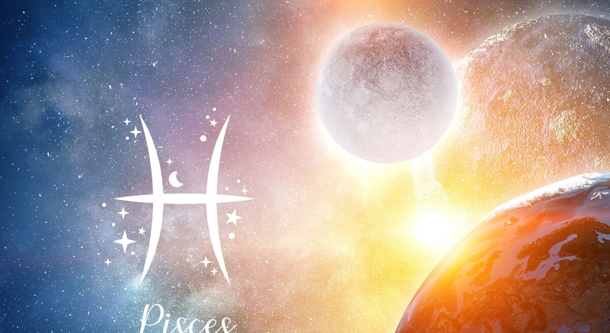 Eine fantasievolle Weltraumszene mit mehreren Planeten und einem leuchtenden Sonnenaufgang im Hintergrund. Die Farben reichen von tiefem Blau bis zu warmem Orange und Gelb. In der linken Bildhälfte ist das astrologische Symbol für das Sternzeichen Fische (Pisces) in Weiß abgebildet, umgeben von kleinen Sternen und einem Halbmond. Darunter steht das Wort „Pisces“ in einer eleganten Schrift. Die Darstellung vermittelt eine mystische, kosmische Atmosphäre.