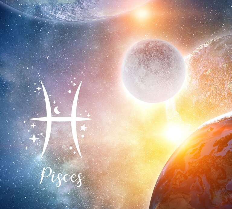 Eine fantasievolle Weltraumszene mit mehreren Planeten und einem leuchtenden Sonnenaufgang im Hintergrund. Die Farben reichen von tiefem Blau bis zu warmem Orange und Gelb. In der linken Bildhälfte ist das astrologische Symbol für das Sternzeichen Fische (Pisces) in Weiß abgebildet, umgeben von kleinen Sternen und einem Halbmond. Darunter steht das Wort „Pisces“ in einer eleganten Schrift. Die Darstellung vermittelt eine mystische, kosmische Atmosphäre. | © Sergey Nivens und artist4love via Canva.com [M]