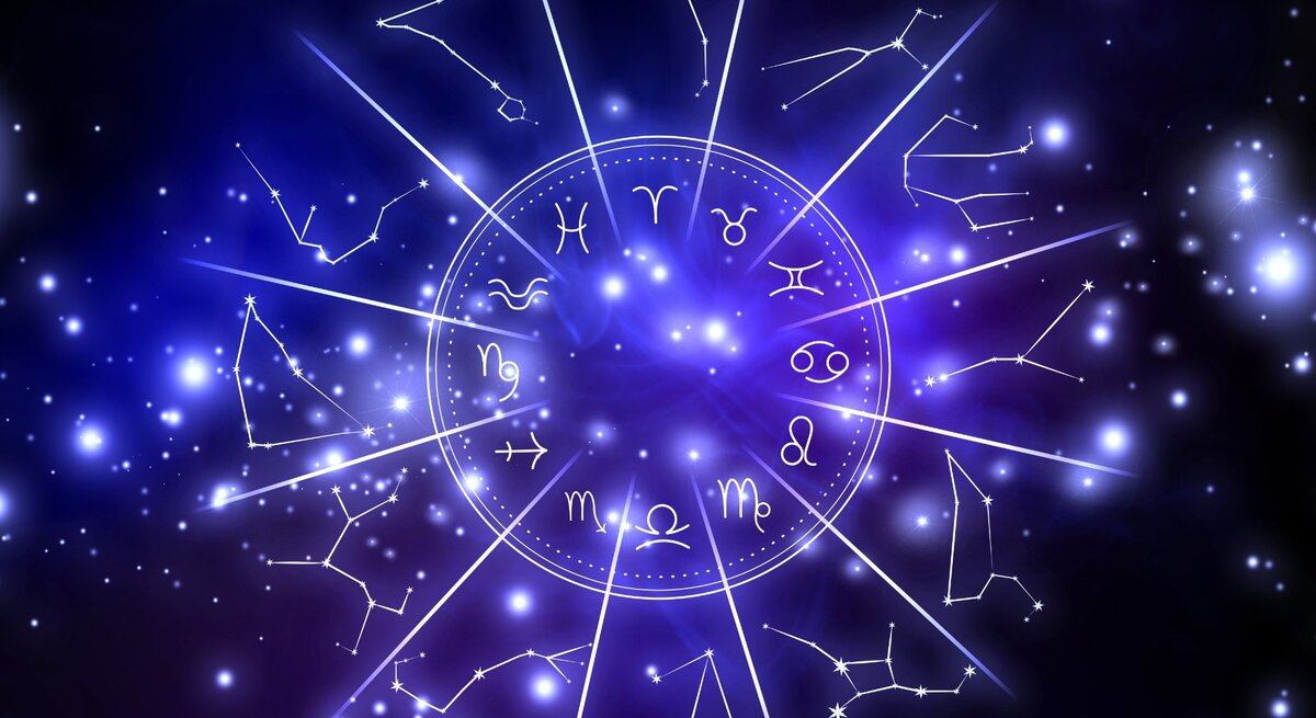 Leuchtendes astrologisches Design mit den zwölf Tierkreiszeichen in einem Kreis, umgeben von funkelnden Sternbildern und blauen Lichtpunkten auf einem tiefblauen Hintergrund.