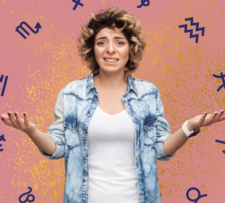 Eine Frau mit lockigen Haaren und einer Denim-Jeansjacke schaut verwirrt und gestikuliert mit ausgebreiteten Händen. Sie steht vor einem pinken Hintergrund mit goldenen Sprenkeln. Um sie herum sind Sternzeichen-Symbole wie Fische, Löwe und Wassermann verteilt. Ihr Gesichtsausdruck drückt aus, dass sie etwas nicht fassen kann. | © Khosro, domkadigitaldesign und Chikovnaya via Canva.com [M]