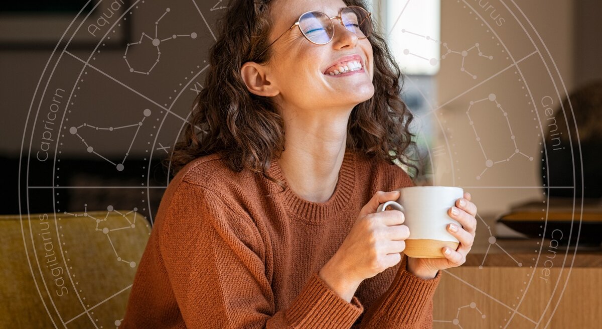 Eine lächelnde Frau mit lockigem Haar und Brille sitzt entspannt auf einem Sofa, hält eine Tasse in den Händen und genießt den Moment. Im Hintergrund ist ein astrologisches Rad mit den Sternzeichen zu sehen, was auf eine positive Verbindung zwischen ihrem Glück und astrologischen Einflüssen hinweist.