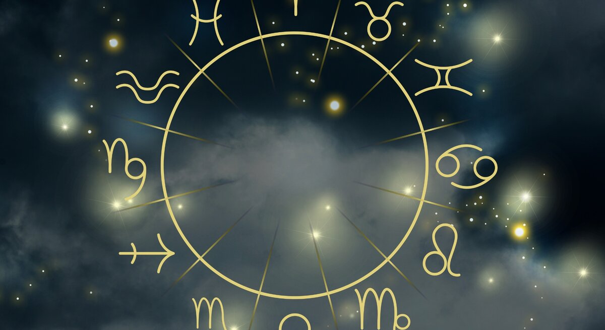 Ein stilisiertes astrologisches Rad mit den zwölf Tierkreiszeichen, die in einem Kreis angeordnet sind. Jedes Symbol ist in einer goldenen, minimalistischen Linie auf einem dunklen Hintergrund dargestellt, der von Sternen und Nebel umgeben ist.