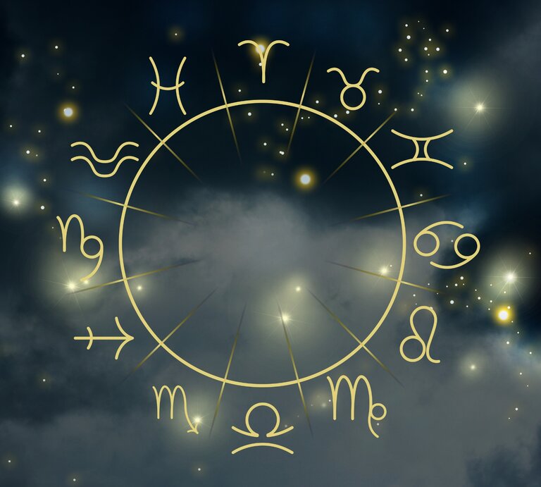 Ein stilisiertes astrologisches Rad mit den zwölf Tierkreiszeichen, die in einem Kreis angeordnet sind. Jedes Symbol ist in einer goldenen, minimalistischen Linie auf einem dunklen Hintergrund dargestellt, der von Sternen und Nebel umgeben ist. | © Africa images via Canva.com