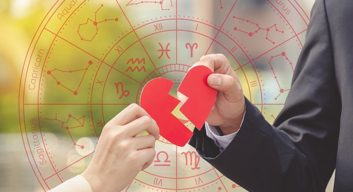 Zwei Hände halten zusammen die zwei Hälften eines roten, gebrochenen Herzens vor einem astrologischen Rad mit den Tierkreiszeichen im Hintergrund. Eine Hand gehört zu einer Person in einem Anzug, die andere zu einer Person in heller Kleidung. Der Hintergrund ist unscharf, zeigt aber warme Farben und Lichteffekte, was eine emotionale und symbolische Atmosphäre schafft.