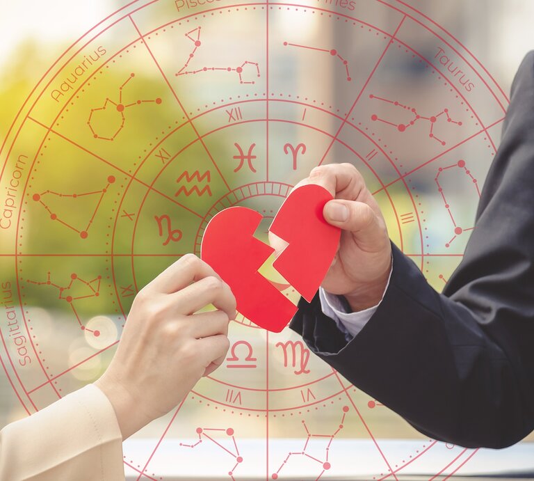 Zwei Hände halten zusammen die zwei Hälften eines roten, gebrochenen Herzens vor einem astrologischen Rad mit den Tierkreiszeichen im Hintergrund. Eine Hand gehört zu einer Person in einem Anzug, die andere zu einer Person in heller Kleidung. Der Hintergrund ist unscharf, zeigt aber warme Farben und Lichteffekte, was eine emotionale und symbolische Atmosphäre schafft. | © Fluky Fluky und WinWin.artlab via Canva.com [M]