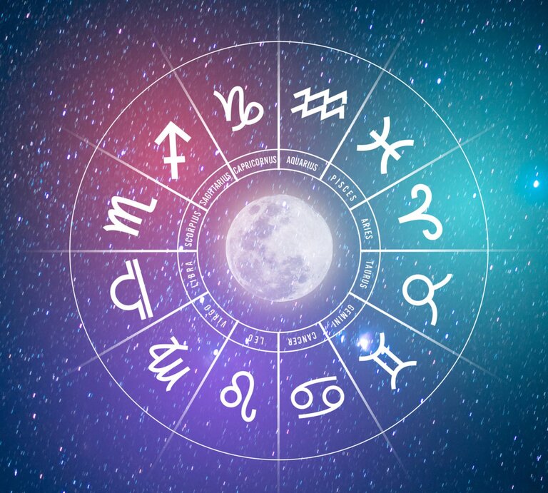 Ein astrologisches Rad mit den Symbolen der zwölf Sternzeichen, die um einen leuchtenden Vollmond im Zentrum angeordnet sind. Der Hintergrund zeigt einen sternenklaren Nachthimmel in Blau- und Violetttönen, der eine mystische und kosmische Atmosphäre schafft. Das Bild symbolisiert die Verbindung zwischen den Sternzeichen und der Mondenergie. | © Getty Images/ sarayut Thaneerat
