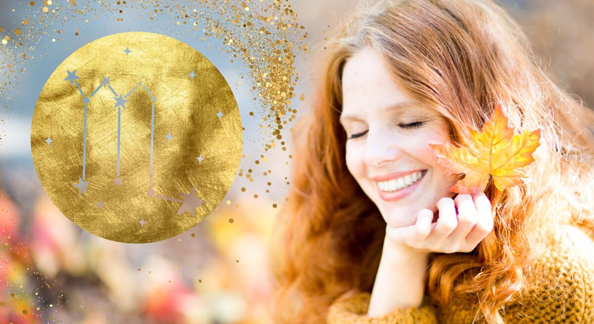 Das Bild zeigt eine lächelnde Frau mit roten Haaren, die ein herbstliches Blatt in der Hand hält. Sie wirkt glücklich und entspannt, während sie die Augen geschlossen hat. Im Hintergrund ist eine herbstliche Szenerie mit bunten, unscharfen Blättern zu sehen. Auf der linken Seite des Bildes befindet sich ein goldenes, kreisförmiges Symbol, das das Sternzeichen Skorpion darstellt, umgeben von funkelnden, goldenen Punkten. Die Kombination aus der herbstlichen Atmosphäre und dem Skorpion-Symbol vermittelt eine warme und astrologische Stimmung, die auf die Skorpion-Season hindeutet.