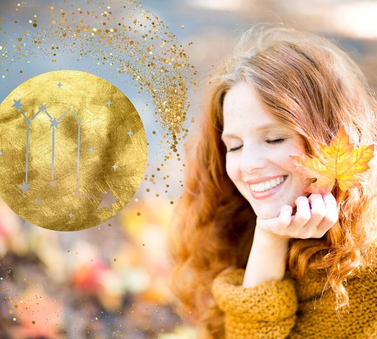 Das Bild zeigt eine lächelnde Frau mit roten Haaren, die ein herbstliches Blatt in der Hand hält. Sie wirkt glücklich und entspannt, während sie die Augen geschlossen hat. Im Hintergrund ist eine herbstliche Szenerie mit bunten, unscharfen Blättern zu sehen. Auf der linken Seite des Bildes befindet sich ein goldenes, kreisförmiges Symbol, das das Sternzeichen Skorpion darstellt, umgeben von funkelnden, goldenen Punkten. Die Kombination aus der herbstlichen Atmosphäre und dem Skorpion-Symbol vermittelt eine warme und astrologische Stimmung, die auf die Skorpion-Season hindeutet. | © Adobe Stock/ drubig-photo, Elena Nazarova und Maryna Stryzhak via Canva.com [M]