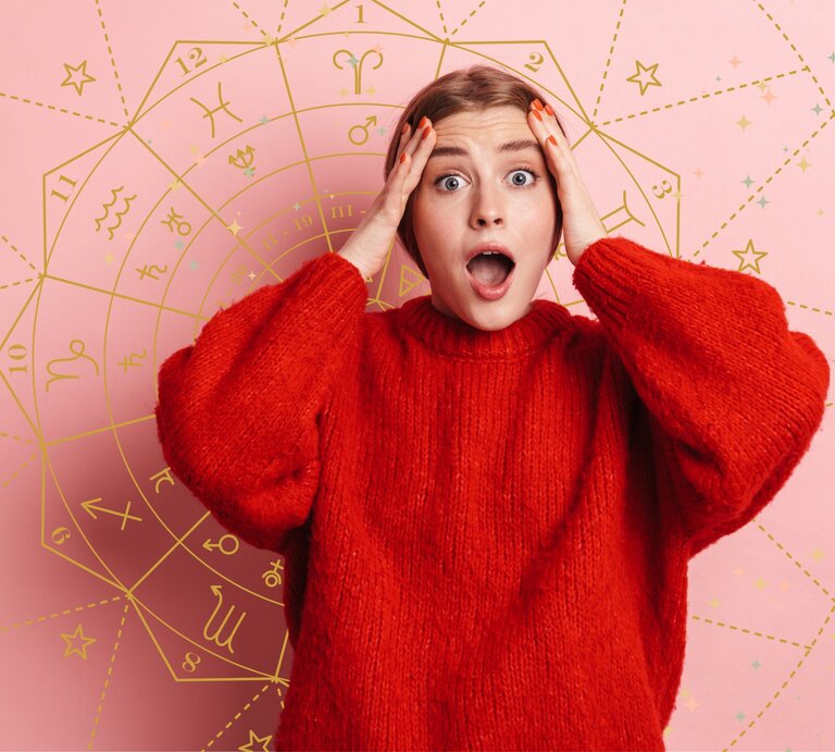 Das Bild zeigt eine überraschte oder erschrockene Frau, die beide Hände an ihren Kopf hält und den Mund weit geöffnet hat. Sie trägt einen roten Pullover und steht vor einem rosa Hintergrund, auf dem ein astrologisches Rad mit verschiedenen Sternzeichen-Symbolen abgebildet ist. Die Szene wirkt dramatisch und vermittelt den Eindruck, dass die Frau von einer unerwarteten Nachricht oder einer astrologischen Vorhersage überrascht ist. Das astrologische Rad im Hintergrund deutet darauf hin, dass es sich um ein Thema rund um Horoskope oder astrologische Ereignisse handelt. | © Dean Drobot, WC Studio und R-Designs Criativos/ ruan designs criativos via Canva.com [M]