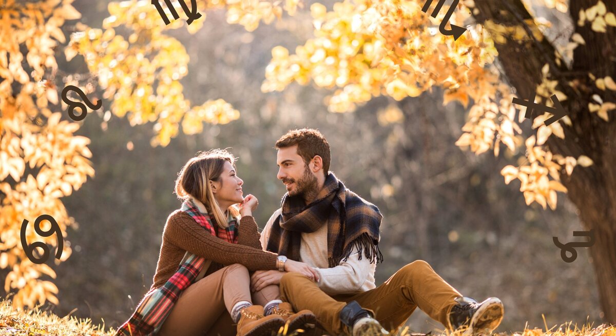  Das Bild zeigt ein Pärchen, das in einer herbstlichen Landschaft unter einem Baum sitzt. Die beiden blicken sich lächelnd an und wirken vertraut und glücklich miteinander. Sie sind warm gekleidet und umgeben von gelb-orangefarbenen Blättern, die die gemütliche Herbstatmosphäre betonen. Rund um die Szene sind Symbole der Sternzeichen wie Widder, Löwe, Waage und andere zu sehen, die das Bild mit einem astrologischen Thema verbinden.