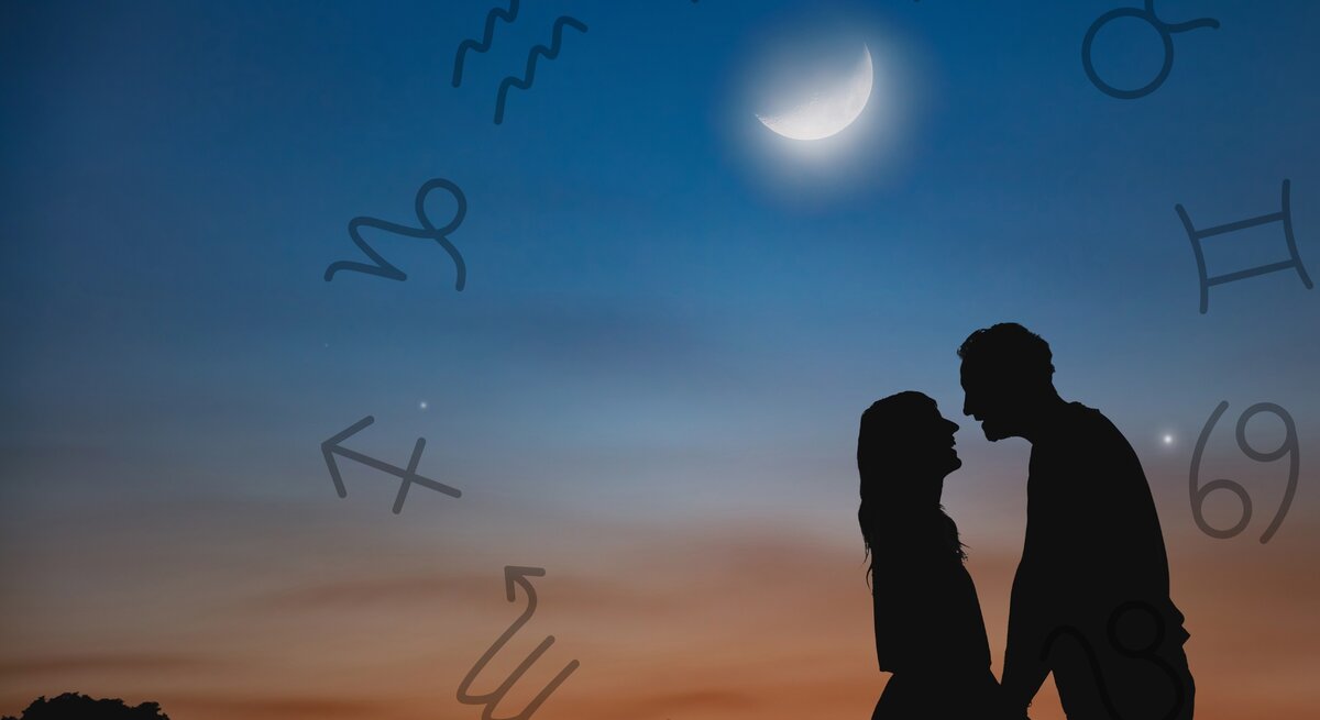 Ein Paar steht sich bei Sonnenuntergang gegenüber und schaut sich romantisch an, die Silhouetten sind vor einem farbenprächtigen Himmel mit einem leuchtenden Halbmond zu sehen. Um das Paar schweben astrologische Symbole der Tierkreiszeichen, die den Himmel zieren und einen mystischen, astrologischen Kontext schaffen. Der sanfte Übergang der Farben im Hintergrund, von Orange zu Blau, und die Verbindung zwischen den beiden Personen vermitteln eine stimmungsvolle, romantische Atmosphäre.