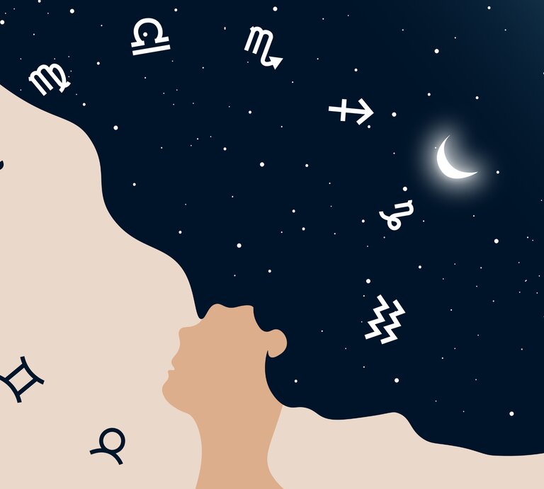 Eine stilisierte Illustration zeigt das Profil einer Person, deren Haar in den Nachthimmel übergeht, der mit Sternen übersät ist. Um den Kopf herum sind astrologische Symbole der Tierkreiszeichen verteilt, und am Himmel leuchtet eine schmale Mondsichel. Die dunkle Sternennacht kontrastiert mit dem hellen Hautton der Person, was eine Verbindung zwischen dem menschlichen Geist und dem Universum darstellt. Die Szene vermittelt ein Gefühl von Ruhe, Sternbeobachtung und astrologischer Bedeutung. | © Adobe Stock/ Melanie Dulat und Chikovnaya via Canva.com [M]