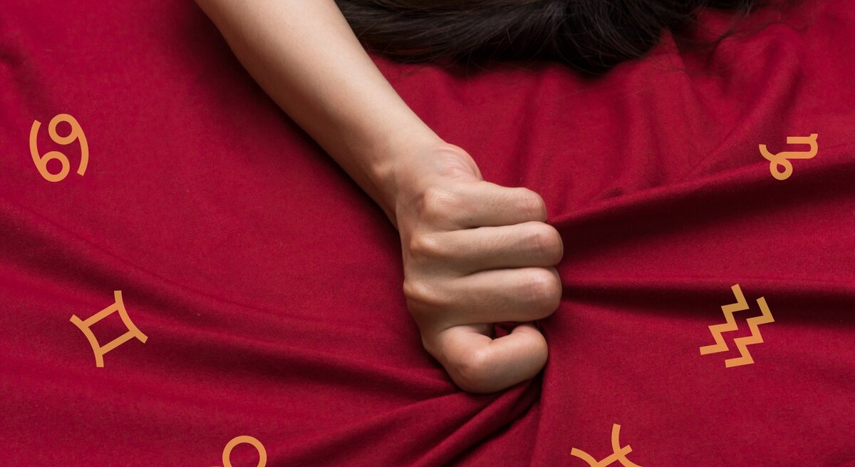 Eine Hand greift fest in roten Stoff, während der Körper im Hintergrund verborgen bleibt. Um die Hand herum sind astrologische Symbole der Tierkreiszeichen zu sehen. Das Bild vermittelt Leidenschaft, Emotionen und intensive Erfahrungen.