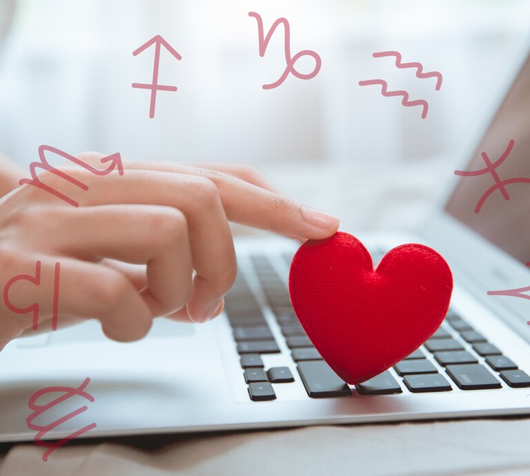 Eine Hand tippt auf eine Computertastatur, während sie ein kleines, rotes Stoffherz berührt. Um die Tastatur und die Hand schweben Symbole der Tierkreiszeichen. Das Bild symbolisiert digitale Kommunikation oder Online-Dating im Zusammenhang mit Astrologie und Liebe. Der Hintergrund ist weich und verschwommen, was eine intime und moderne Atmosphäre vermittelt. | © Adobe Stock/ Quality Stock Arts und Keronyart's Images/ Be keronyart via Canva.com [M]