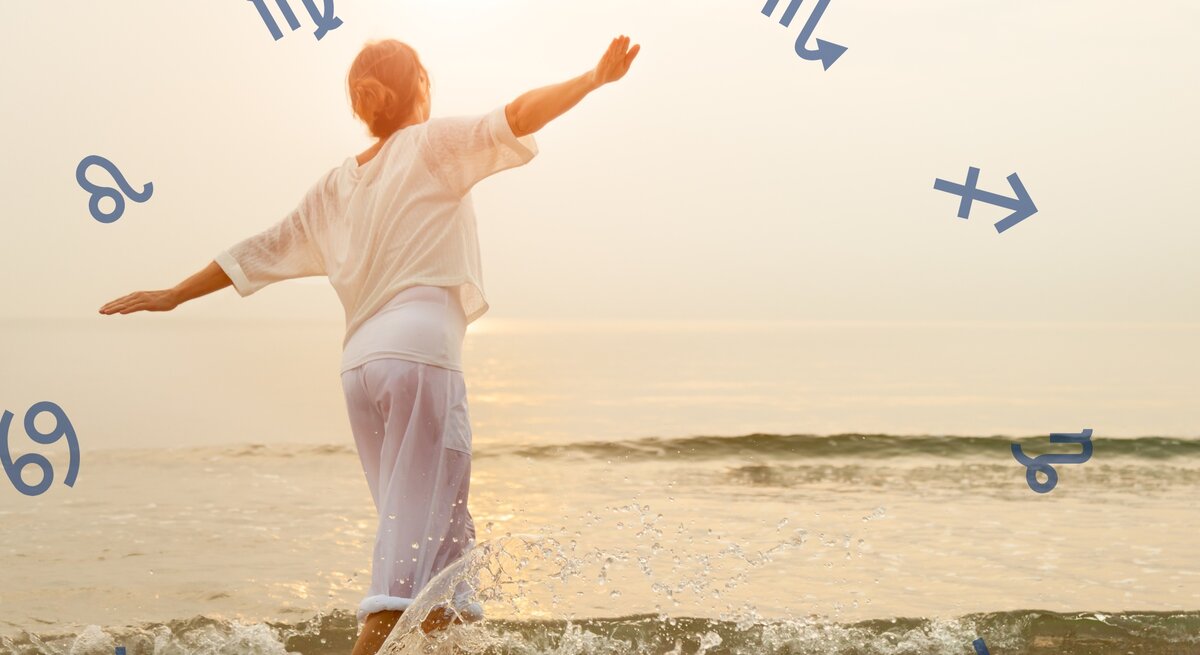 Das Bild zeigt eine Person, die an einem Strand steht und ins Wasser tritt. Sie trägt lockere weiße Kleidung und breitet die Arme aus, als würde sie die Freiheit und die Natur genießen. Um die Person herum sind verschiedene astrologische Symbole in einem Kreis angeordnet. Die Szene ist in warmes, weiches Licht getaucht, was eine friedliche und harmonische Atmosphäre erzeugt.