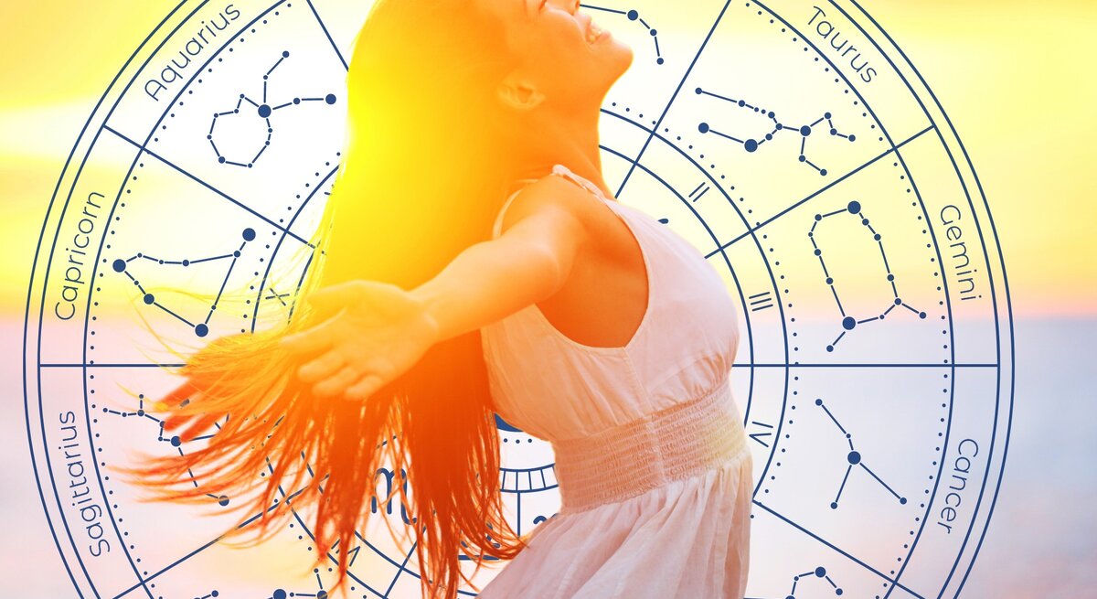 Das Bild zeigt eine Frau in einem weißen Kleid, die ihre Arme ausstreckt und den Kopf nach hinten neigt, während sie in der Sonne steht. Im Hintergrund ist ein astrologisches Rad zu sehen, das die Tierkreiszeichen und ihre entsprechenden Sternbilder darstellt. Die Sonne scheint hell und verleiht dem Bild eine warme und strahlende Atmosphäre.