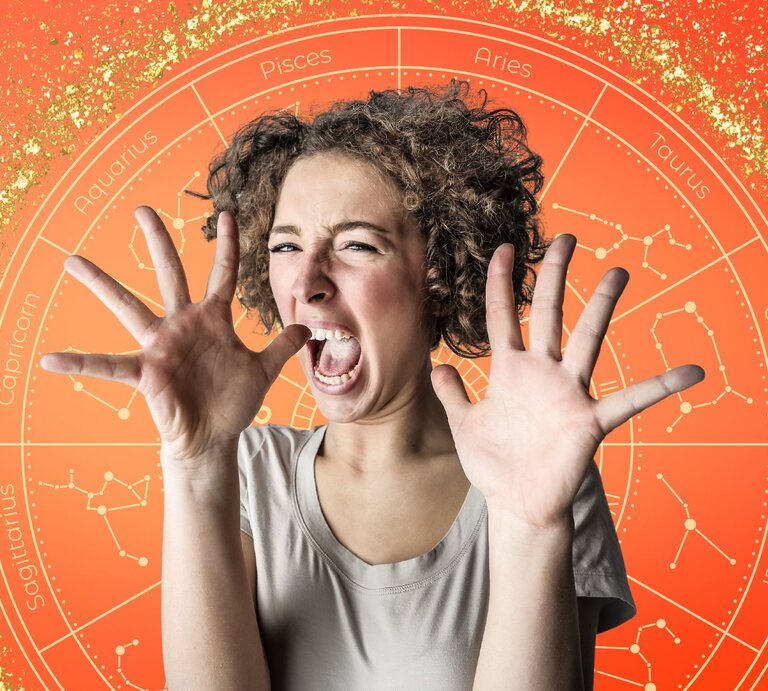 Eine junge Frau mit lockigem Haar hebt erschrocken beide Hände und schreit. Im Hintergrund befindet sich ein orangeroter astrologischer Kreis mit den Symbolen und Konstellationen der zwölf Tierkreiszeichen, verziert mit goldenen Glitzereffekten." | © Getty Images Pro/ bowie15, Getty Images/ 20Faithful, JMBee Studio, und WinWin.artlab via Canva.com [M]