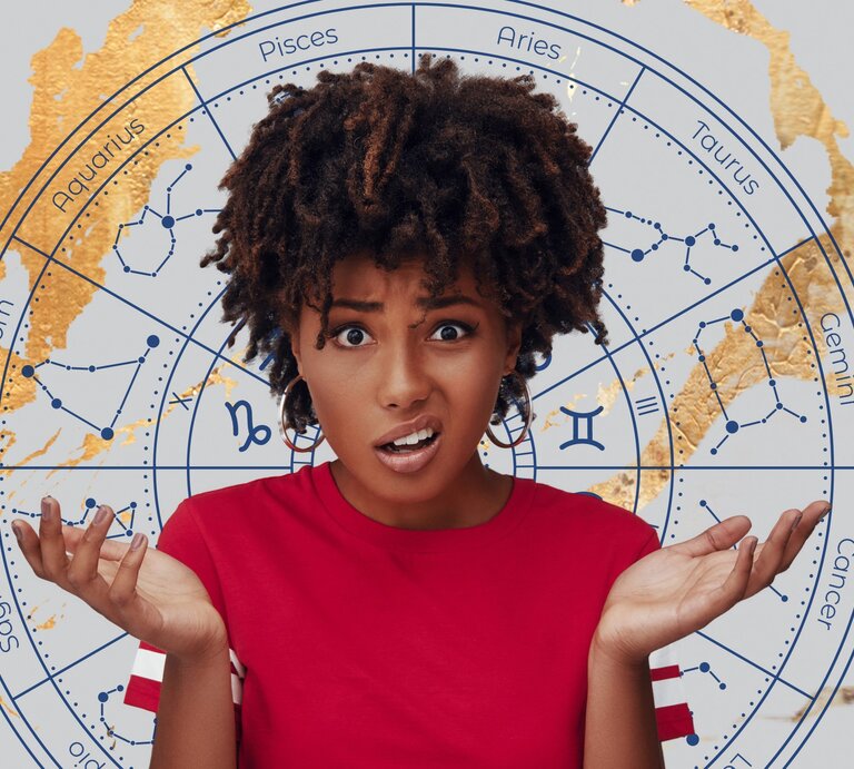 Eine junge Frau mit dunklen lockigen Haaren und einem roten T-Shirt hebt verwirrt beide Hände und blickt mit einem erstaunten Gesichtsausdruck in die Kamera. Im Hintergrund befindet sich ein astrologischer Kreis mit den Symbolen und Konstellationen der zwölf Tierkreiszeichen in Blau auf einem grauen Hintergrund, verziert mit goldenen Akzenten. | © Getty Images/ g-stockstudio, sparklestroke und WinWin.artlab via Canva.com [M]