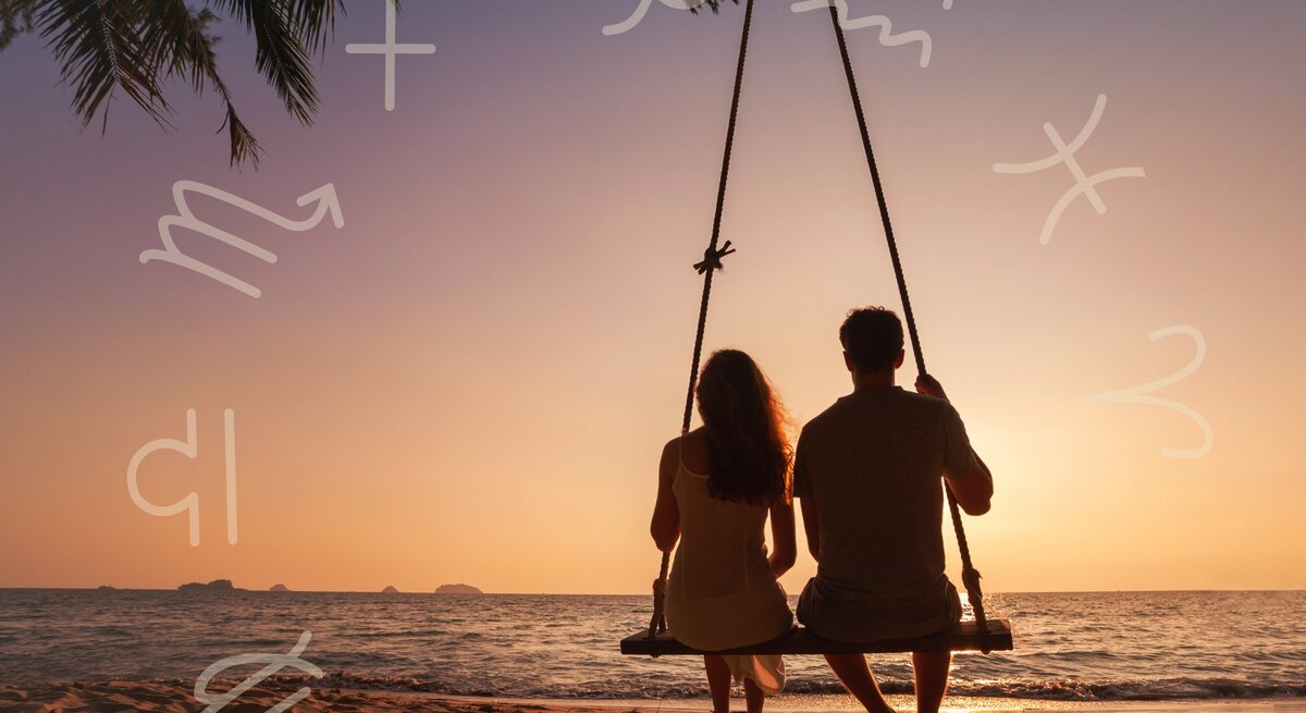Ein Paar sitzt zusammen auf einer Schaukel am Strand und schaut in den Sonnenuntergang. Der Himmel ist in warmen Orange- und Rosatönen gefärbt. Um das Bild herum sind verschiedene Sternzeichen-Symbole verteilt, die eine astrologische Verbindung andeuten. Eine Palme ragt von oben ins Bild, was die tropische Atmosphäre verstärkt. Die Szene strahlt Ruhe, Romantik und Verbundenheit aus.