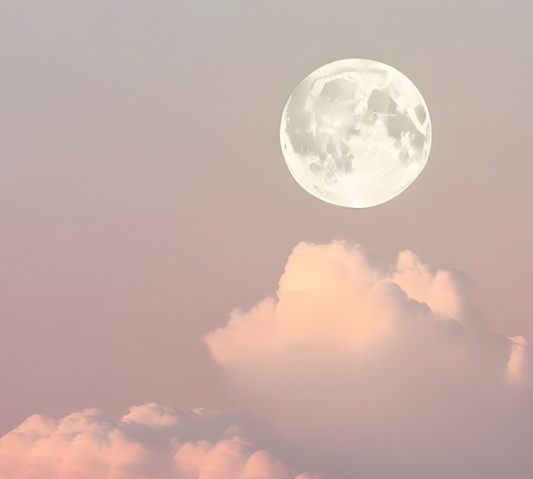 Das Bild zeigt den Vollmond, der am Himmel über pastellfarbenen Wolken schwebt. Der Himmel hat eine weiche Farbpalette aus Rosa und Lavendel, die eine friedliche und ruhige Atmosphäre schafft. Der Mond ist klar und detailreich sichtbar, und die Wolken darunter erscheinen flauschig und leicht, was dem Bild einen träumerischen Charakter verleiht. | © Adobe Stock/ Bella (KI generiert)