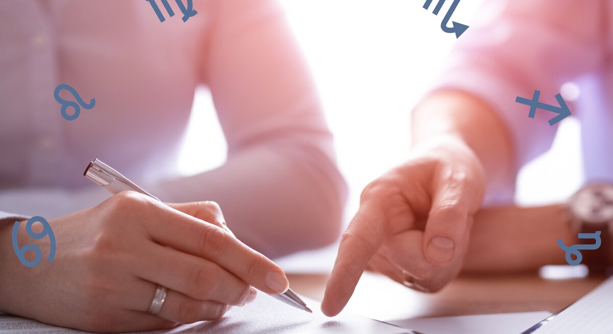 Zwei Personen in Business-Kleidung sind in ein Gespräch vertieft und arbeiten an einem Dokument. Die Hände einer Person halten einen Stift und zeigen auf das Papier, während die andere Person etwas darauf zeigt. Um das Bild herum sind verschiedene astrologische Symbole verstreut, darunter Symbole für Löwe, Jungfrau, Waage, Skorpion, Schütze, Steinbock, Wassermann und Fische. Die Szene ist in weichem Licht gehalten und hat eine professionelle Atmosphäre.