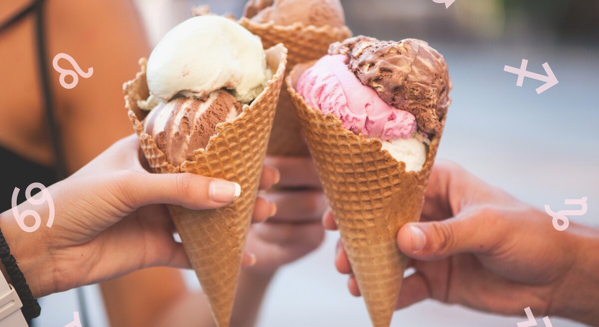 Das Bild zeigt drei Personen, die jeweils eine Eistüte in der Hand halten und diese zueinander halten, als würden sie anstoßen. Die Eistüten sind mit verschiedenen Sorten Eiscreme gefüllt, darunter Schokoladen-, Erdbeer- und Vanilleeis. Um die Eistüten herum sind verschiedene Sternzeichensymbole verteilt. Im Hintergrund ist eine verschwommene Umgebung zu sehen, die auf eine Outdoor-Szene hindeutet.