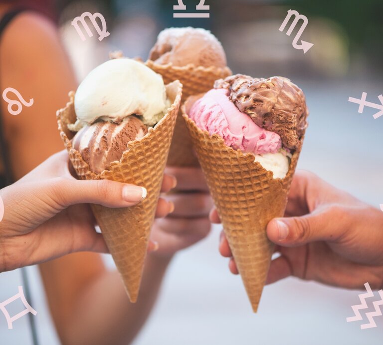 Das Bild zeigt drei Personen, die jeweils eine Eistüte in der Hand halten und diese zueinander halten, als würden sie anstoßen. Die Eistüten sind mit verschiedenen Sorten Eiscreme gefüllt, darunter Schokoladen-, Erdbeer- und Vanilleeis. Um die Eistüten herum sind verschiedene Sternzeichensymbole verteilt. Im Hintergrund ist eine verschwommene Umgebung zu sehen, die auf eine Outdoor-Szene hindeutet. | © Getty Images/ stock-eye und Chikovnaya via Canva.com [M]