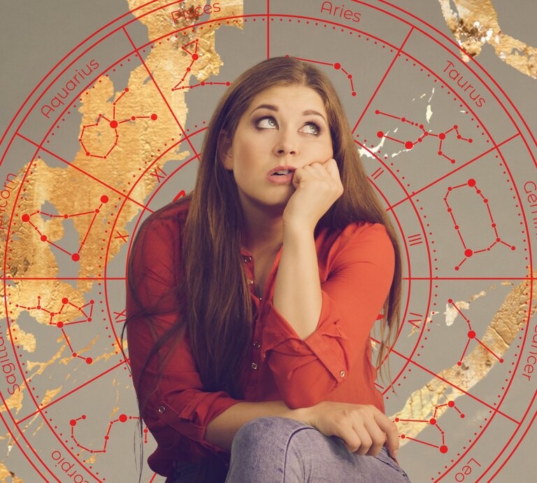 Das Bild zeigt eine nachdenklich aussehende Frau, die ihren Kopf auf eine Hand stützt. Sie trägt ein rotes Hemd und hat lange braune Haare. Im Hintergrund befindet sich ein astrologisches Rad mit den zwölf Sternzeichen und ihren zugehörigen Konstellationen, dargestellt in roter Farbe. Die Bereiche zwischen den Sternzeichen sind mit goldenen Akzenten dekoriert, was dem Bild eine schicke und mystische Atmosphäre verleiht. | © Getty Images/ voyagerix, sparklestroke und WinWin.artlab via Canva.com [M]