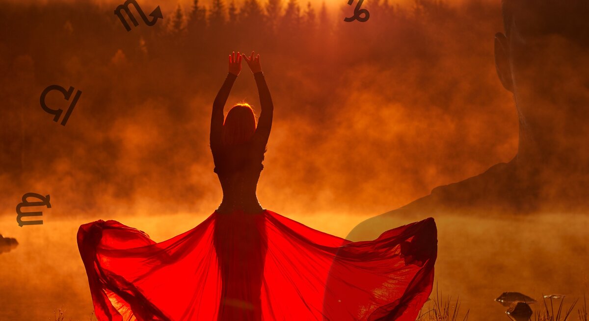 Eine Silhouette einer Frau in einem fließenden roten Kleid tanzt bei Sonnenuntergang in einer natürlichen Umgebung, umgeben von astrologischen Symbolen. Die warme, orangefarbene Beleuchtung und der neblige Hintergrund schaffen eine mystische Atmosphäre. Ein verschwommenes Gesicht eines Mannes ist im Hintergrund sichtbar, was eine geheimnisvolle und symbolische Szene erzeugt.