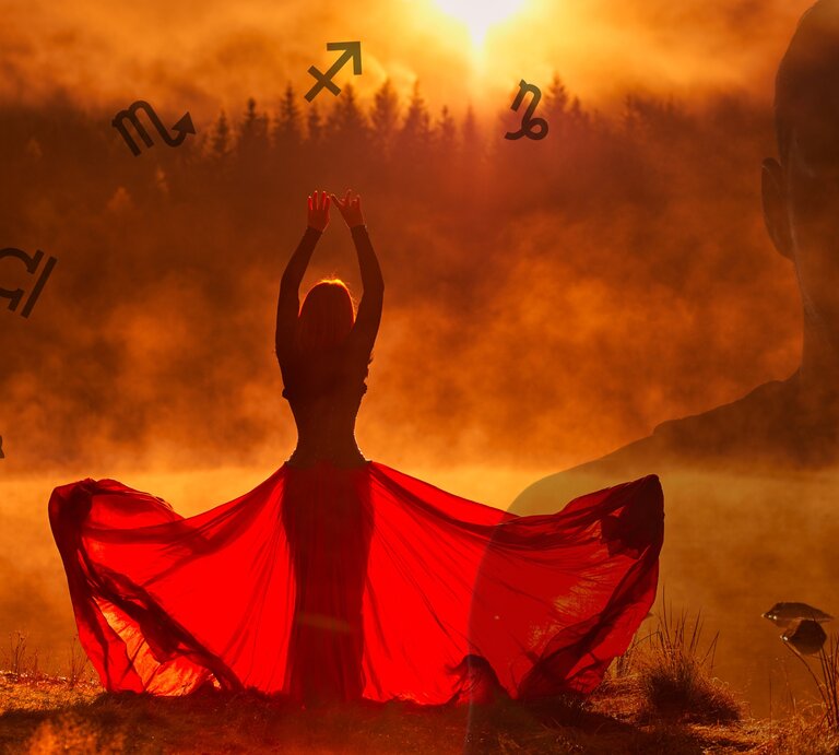 Eine Silhouette einer Frau in einem fließenden roten Kleid tanzt bei Sonnenuntergang in einer natürlichen Umgebung, umgeben von astrologischen Symbolen. Die warme, orangefarbene Beleuchtung und der neblige Hintergrund schaffen eine mystische Atmosphäre. Ein verschwommenes Gesicht eines Mannes ist im Hintergrund sichtbar, was eine geheimnisvolle und symbolische Szene erzeugt. | © Getty Images Signature/ stock_colors, Getty Images/ Chris_Tefmee und Chikovnaya via Canva.com [M]