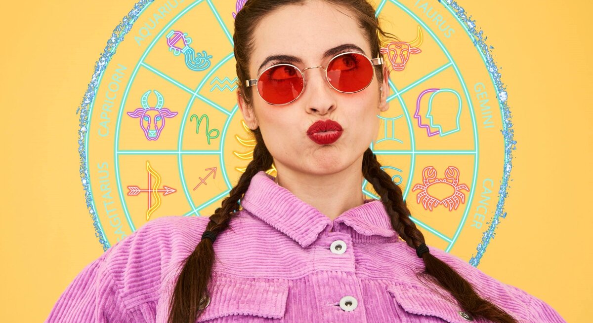 Eine Frau mit geflochtenen Haaren trägt eine rot getönte Sonnenbrille und ein lila Cordhemd. Sie macht einen spielerischen 'Duckface'-Ausdruck. Hinter ihr befindet sich ein buntes Tierkreisrad mit Symbolen, die die zwölf Sternzeichen darstellen, vor einem gelben Hintergrund.