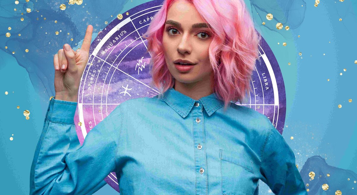 Selbstbewusste Frau mit rosa Haaren und Jeanshemd, umgeben von astrologischen Symbolen und einem blauen Hintergrund mit kosmischem Glüheffekt.