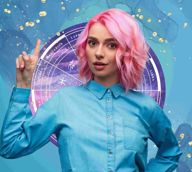 Selbstbewusste Frau mit rosa Haaren und Jeanshemd, umgeben von astrologischen Symbolen und einem blauen Hintergrund mit kosmischem Glüheffekt. | © max-kegfire/Gettyimages, sinedigitaldesigns, blixa6studios, sketchify via Canva.com [M]