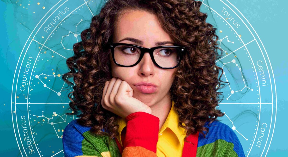 Nachdenkliche Frau mit lockigem Haar und bunter Strickjacke, umgeben von astrologischen Symbolen und Sternbildern vor einem blauen Hintergrund.