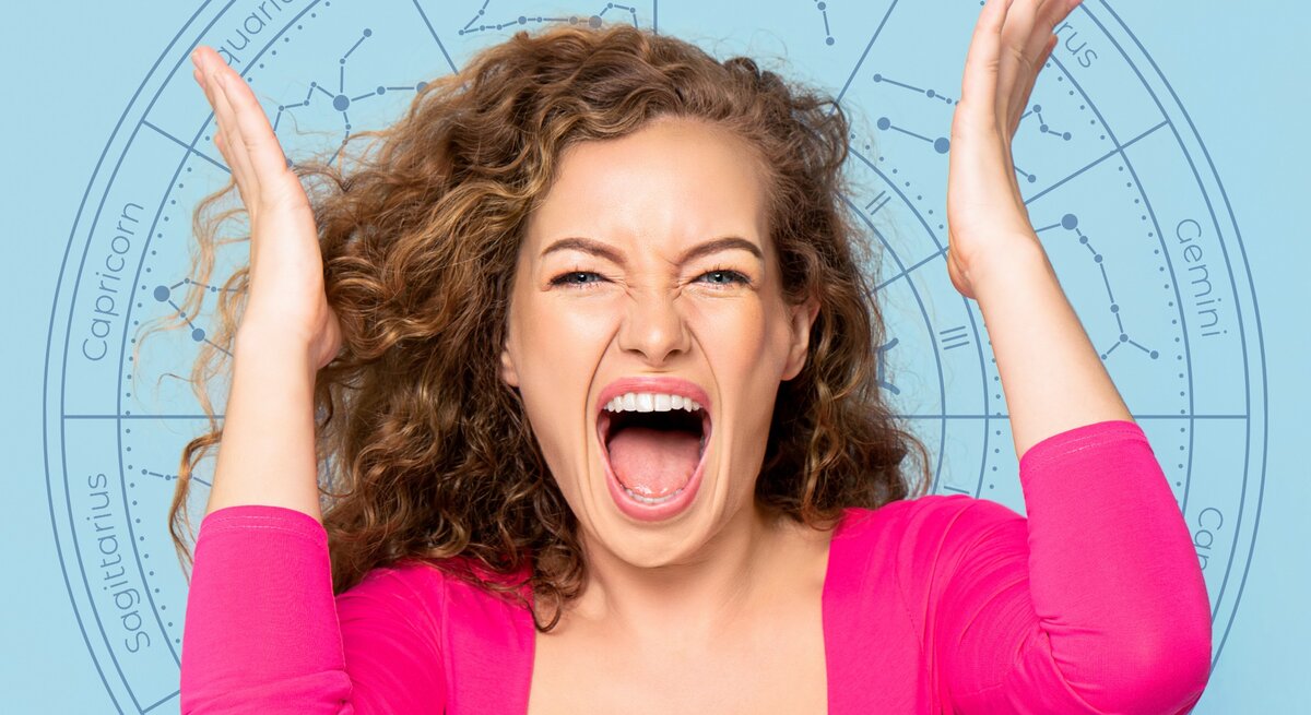Eine Frau mit lockigem Haar trägt ein pinkes Oberteil und schreit frustriert. Im Hintergrund ist ein astrologisches Rad mit den Symbolen der Sternzeichen zu sehen.