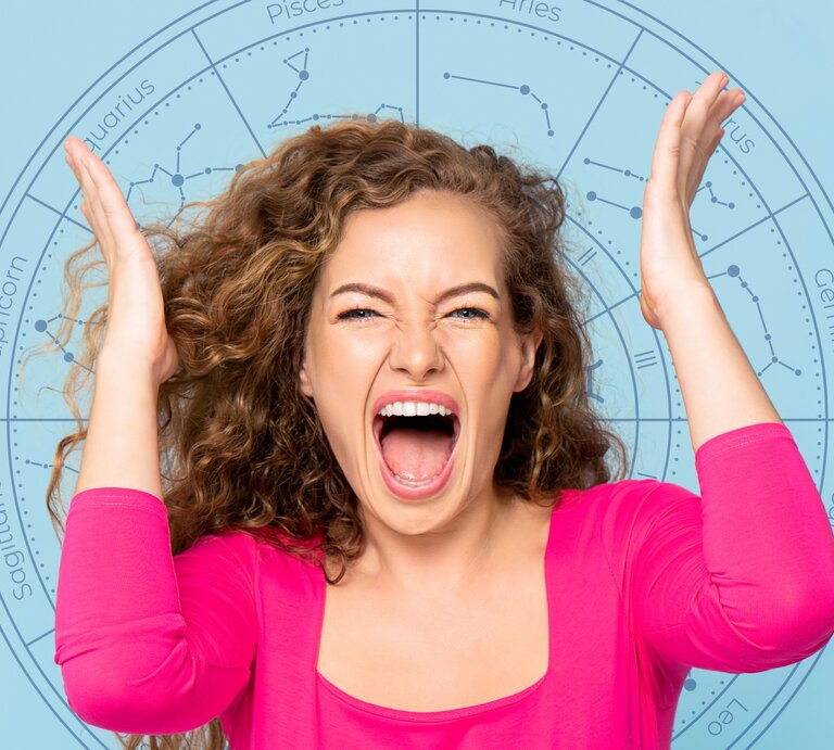 Eine Frau mit lockigem Haar trägt ein pinkes Oberteil und schreit frustriert. Im Hintergrund ist ein astrologisches Rad mit den Symbolen der Sternzeichen zu sehen. | © Atstock Productions und WinWin.artlab via Canva.com [M]