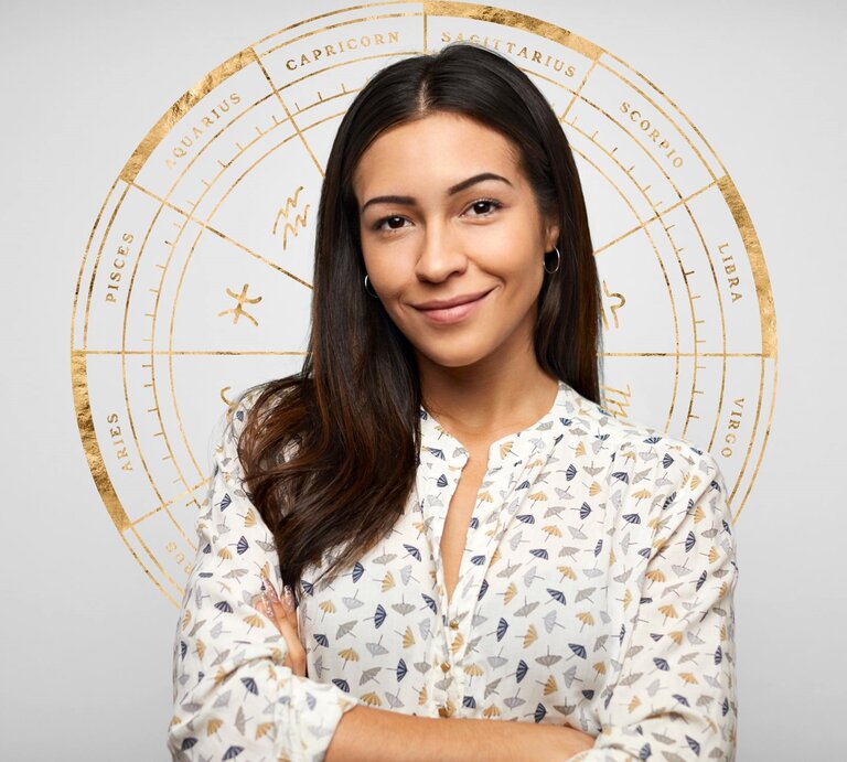  Selbstbewusste hispanische Frau vor grauem Hintergrund mit astrologischen Symbolen. | © Morsa Images/Gettyimages, blixa6studios via Canva.com [M]