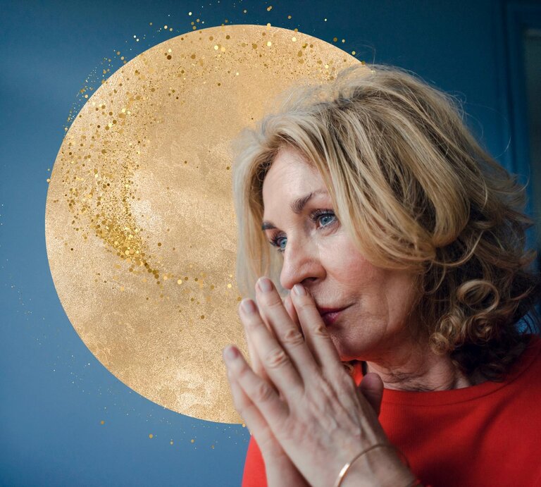 Porträt einer nachdenklichen älteren Frau mit astrologischen Symbolen.  | © Westend61/Gettyimages, marynastryzhakc, juliadreams91 via Canva.com [M]