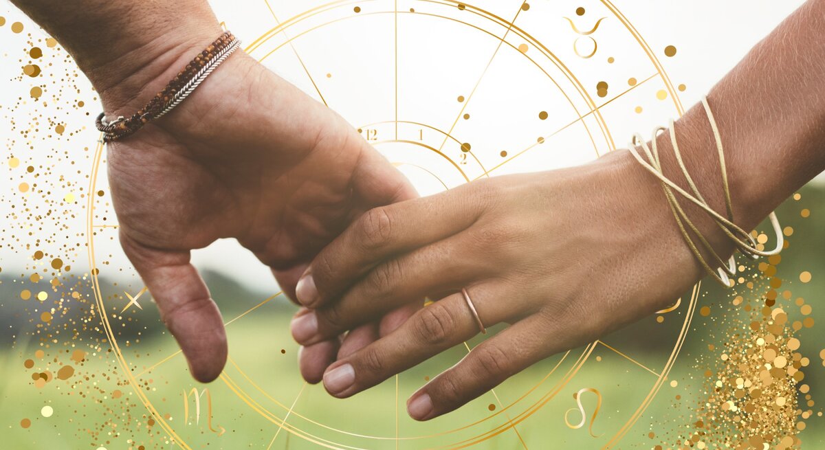 Das Bild zeigt zwei Hände, die sich berühren, vor einem Hintergrund, der an astrologische Symbole und einen Sternzeichenkreis erinnert. Die Hand links gehört einer Person, die ein silbernes und ein kupferfarbenes Armband trägt, während die rechte Hand mehrere goldene Armbänder trägt. Der Hintergrund ist in weichen, grünen Farbtönen gehalten, die an eine Wiese erinnern. Über dem Bild sind goldene Sprenkel und astrologische Symbole verteilt, was dem Bild eine mystische und romantische Atmosphäre verleiht.