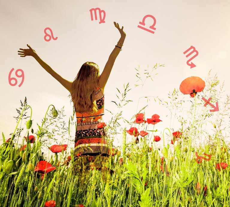 Eine Frau steht in einem blühenden Mohnblumenfeld und streckt freudig die Arme nach oben in den Himmel. Die Sonne scheint hell und der Himmel ist klar. Um die Frau herum sind verschiedene astrologische Symbole in einer gebogenen Linie dargestellt. Die Atmosphäre wirkt sommerlich und unbeschwert. | © Adobe Stock/ by-studio und Chikovnaya via Canva.com [M]