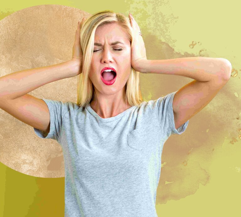 Junge Frau die sich genervt ihre Ohren zuhält vor einem gelben Hintergrund. | © Melpomenem/Gettyimages, juliadreams91, ameliasinta27 via Canva.com [M]