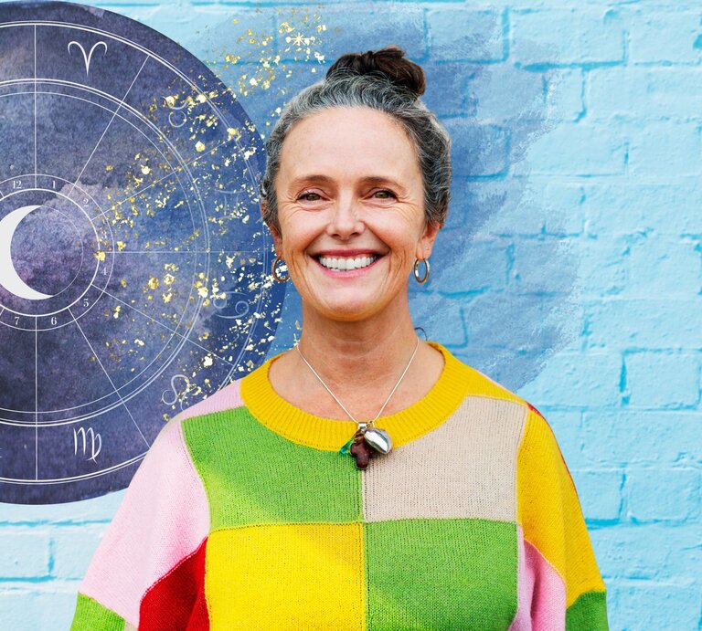 Porträt einer älteren Frau, die in die Kamera schaut und lächelt, umgeben von astrologischen Symbolen. | © Tim Robberts/Gettyimages, zayamiart, artulina, sketchify via Canva.com [M]