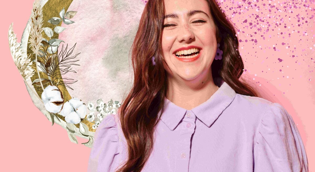 Das Bild zeigt eine junge Frau mit langen, dunklen Haaren und einem breiten Lächeln, die eine lavendelfarbene Bluse trägt. Der Hintergrund ist in Rosa gehalten mit einem Abschnitt aus Glitzer und einem floralen, künstlerischen Rahmen, der Teile eines Mondbildes und verschiedene Pflanzen umfasst, darunter Baumwolle und Getreide. Die Komposition vermittelt eine fröhliche und leichte Atmosphäre.