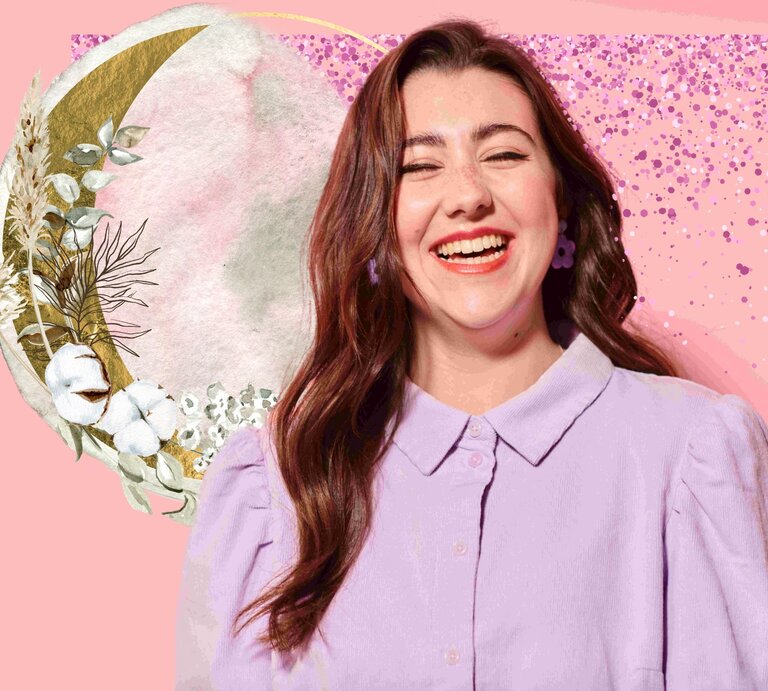 Das Bild zeigt eine junge Frau mit langen, dunklen Haaren und einem breiten Lächeln, die eine lavendelfarbene Bluse trägt. Der Hintergrund ist in Rosa gehalten mit einem Abschnitt aus Glitzer und einem floralen, künstlerischen Rahmen, der Teile eines Mondbildes und verschiedene Pflanzen umfasst, darunter Baumwolle und Getreide. Die Komposition vermittelt eine fröhliche und leichte Atmosphäre. | © Flashpop/Gettyimages, glitterklo, elenadoroshart via Canva.com [M]
