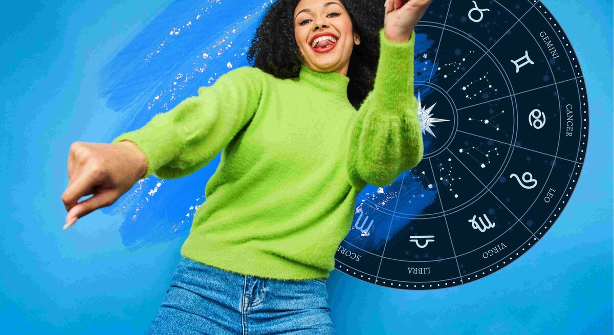Frau die tanzt und von einem blauen Hintergrund umgeben ist. Im Hintergrund erkennen wir Glitzer und astrologische Symbole.