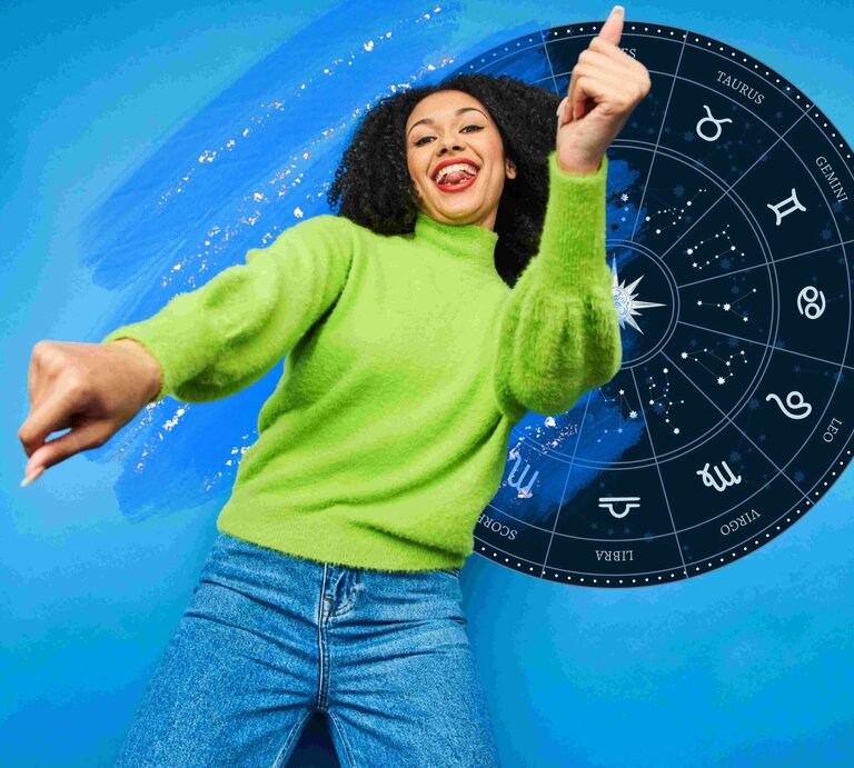 Frau die tanzt und von einem blauen Hintergrund umgeben ist. Im Hintergrund erkennen wir Glitzer und astrologische Symbole. | © Flashpop/Gettyimages, zayamiart, tartila via Canva.com [M]