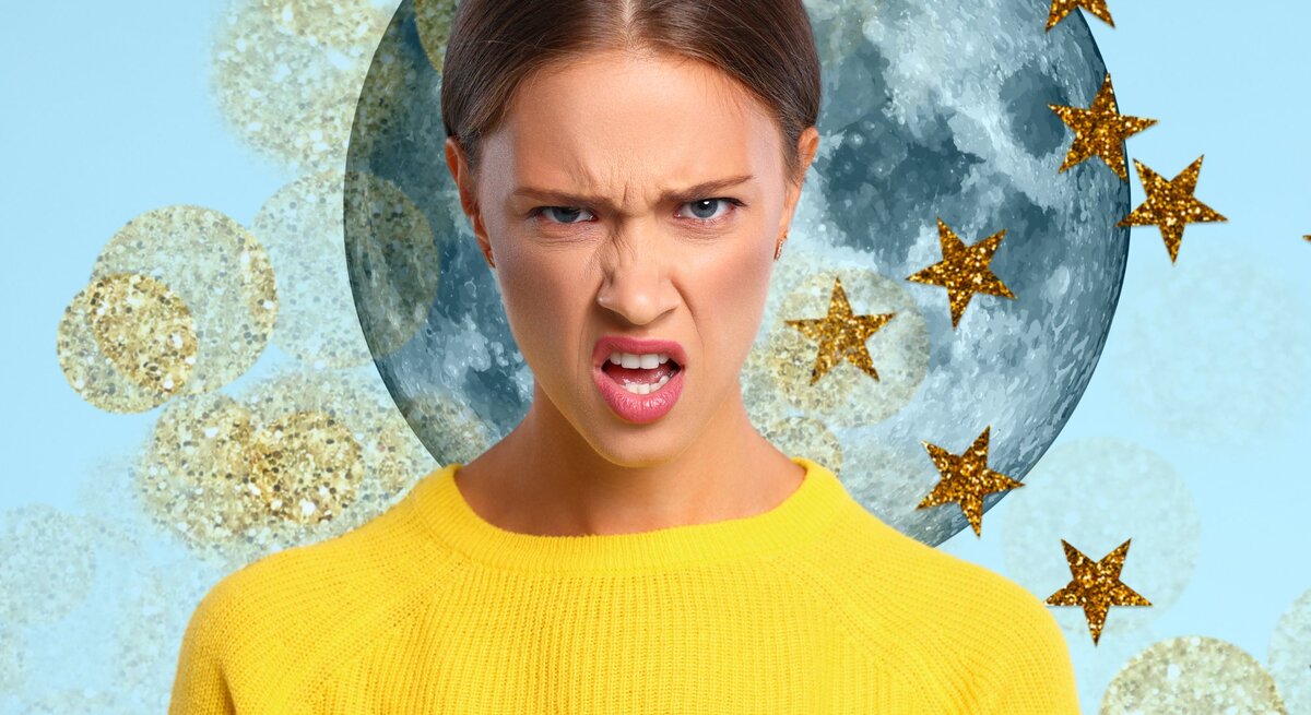 Auf dem Bild ist eine Frau mit strengem Blick und zusammengepressten Lippen zu sehen. Sie trägt ein leuchtend gelbes Oberteil und scheint verärgert zu sein. Hinter ihr ist ein kreatives Design mit einer großen, texturierten Abbildung des Mondes und mehreren kleineren, glitzernden goldenen Sternen gegen einen hellblauen Hintergrund. Die Szene verbindet ein Gefühl von Frustration mit einer kosmischen, fast magischen Ästhetik.