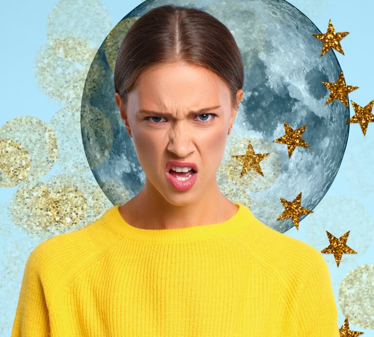 Auf dem Bild ist eine Frau mit strengem Blick und zusammengepressten Lippen zu sehen. Sie trägt ein leuchtend gelbes Oberteil und scheint verärgert zu sein. Hinter ihr ist ein kreatives Design mit einer großen, texturierten Abbildung des Mondes und mehreren kleineren, glitzernden goldenen Sternen gegen einen hellblauen Hintergrund. Die Szene verbindet ein Gefühl von Frustration mit einer kosmischen, fast magischen Ästhetik. | © evgenyatamanenko/Gettyimages, melissaharans, kyivnatalis via Canva.com [M]