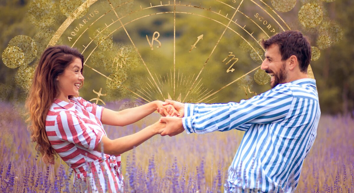 Ein fröhliches Paar hält sich an den Händen und dreht sich auf einem lila blühenden Lavendelfeld. Sie lachen und blicken einander liebevoll an. Über ihnen schwebt ein transparentes astrologisches Diagramm mit goldenen Symbolen und Linien, das die Tierkreiszeichen von Wassermann bis Skorpion zeigt. Glitzernde Bokeh-Lichteffekte umgeben sie und verleihen dem Bild eine traumhafte Atmosphäre. Die Frau trägt ein gestreiftes Kleid in Rot und Weiß, der Mann ein blau-weiß gestreiftes Hemd. Beide scheinen in einem Moment purer Freude und Verbindung gefangen zu sein.