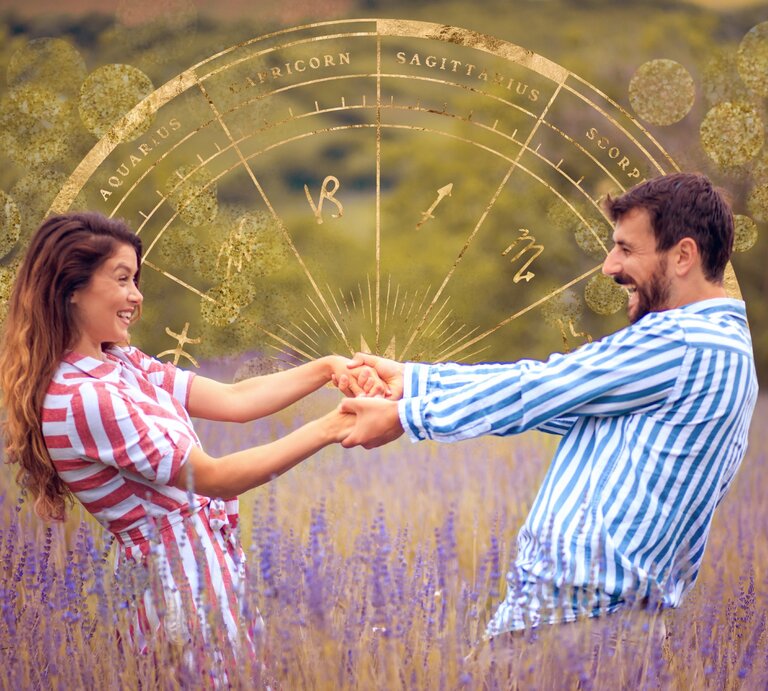 Ein fröhliches Paar hält sich an den Händen und dreht sich auf einem lila blühenden Lavendelfeld. Sie lachen und blicken einander liebevoll an. Über ihnen schwebt ein transparentes astrologisches Diagramm mit goldenen Symbolen und Linien, das die Tierkreiszeichen von Wassermann bis Skorpion zeigt. Glitzernde Bokeh-Lichteffekte umgeben sie und verleihen dem Bild eine traumhafte Atmosphäre. Die Frau trägt ein gestreiftes Kleid in Rot und Weiß, der Mann ein blau-weiß gestreiftes Hemd. Beide scheinen in einem Moment purer Freude und Verbindung gefangen zu sein. | © Adobe Stock/ liderina, Saga Design Studio und Blixa 6 Studios via Canva.com [M]